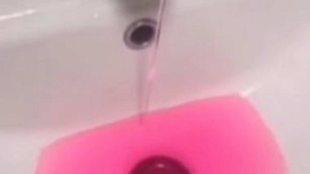آب آشامیدنی صورتی رنگ در یکی از شهر‌های چین+ تصاویر