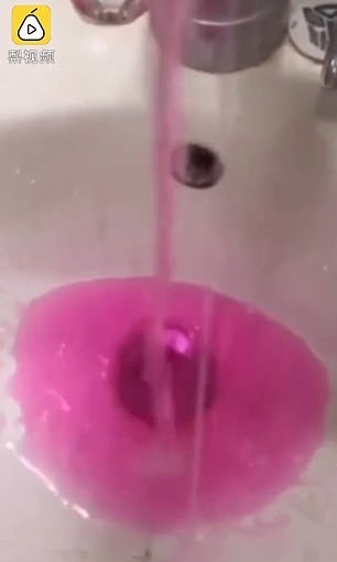 آب آشامیدنی صورتی رنگ در یکی از شهر&zwnj;های چین + تصاویر
