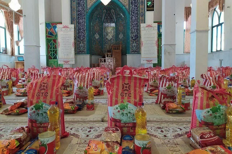 دانشجویان ملایری در اردوی جهادی سلامت ۳۰۰ بسته معیشتی بین نیازمندان توزیع کردند