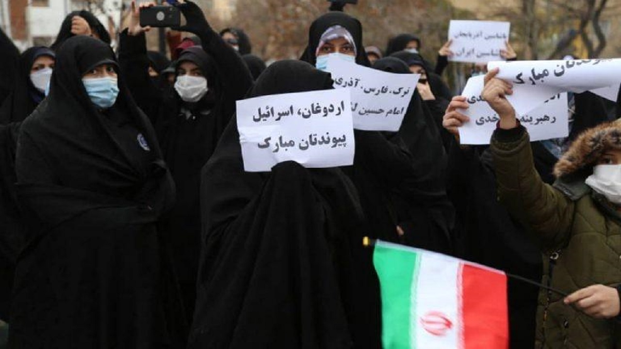 شهر تبریز است و جان قربان جانان می کند/ مشت محکم بر دهان یاوه گویان می زند