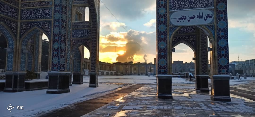 بارش برف در حرم امام رضا(ع) 