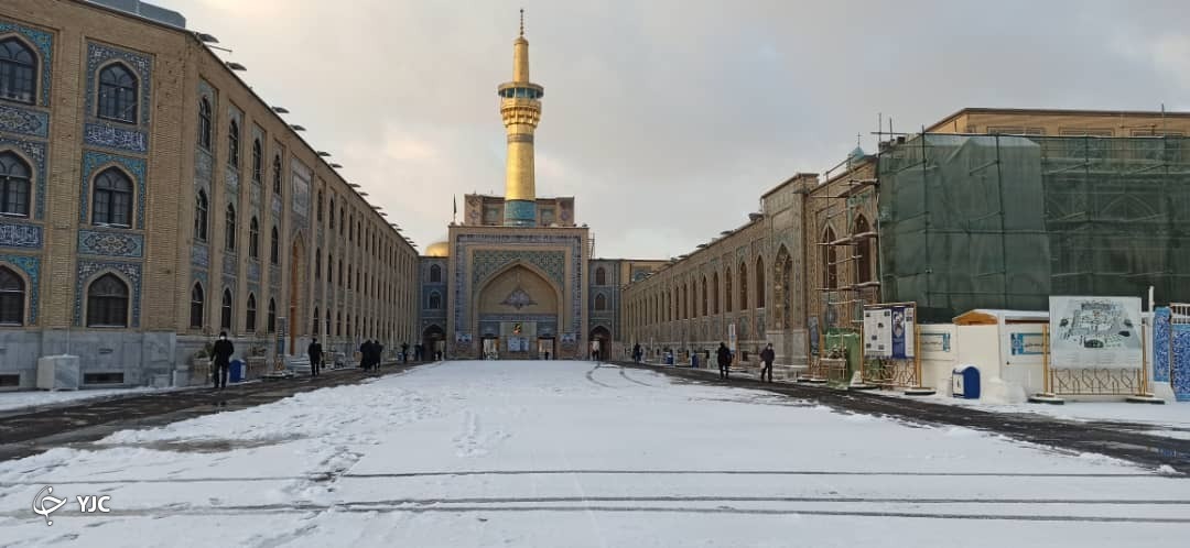 بارش برف در حرم مطهر امام رضا(ع) 
