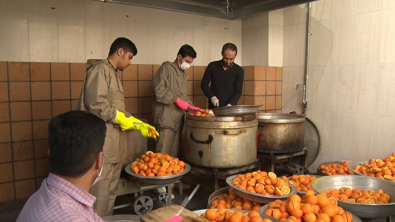 تهیه و توزیع آب میوه برای بیماران کرونایی و کادر درمان گرمسار