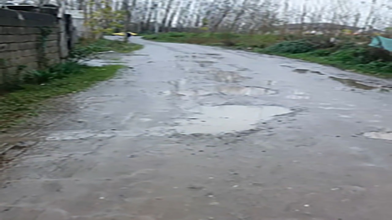 وضعیت نامناسب جاده در روستای لاکمه‌سر + فیلم