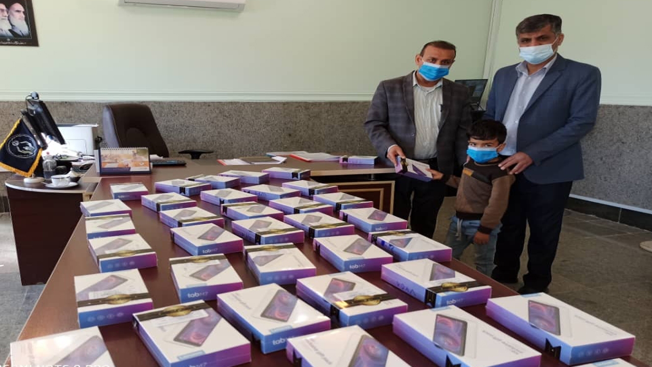 اهدای ۶۳ تبلت به دانش آموزان نیازمند در مُهر