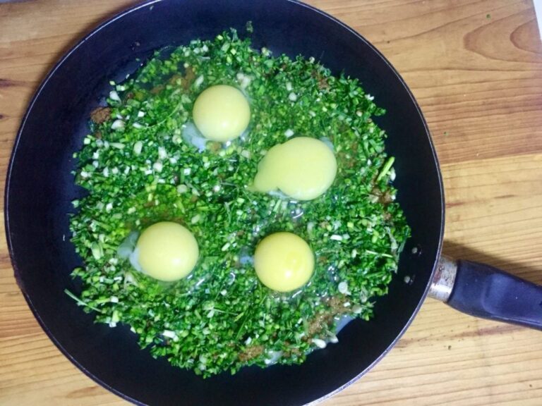 طرز تهیه خورش سیرابیج گیلانی با برگ سیر و تخم مرغ در ۲۰ دقیقه