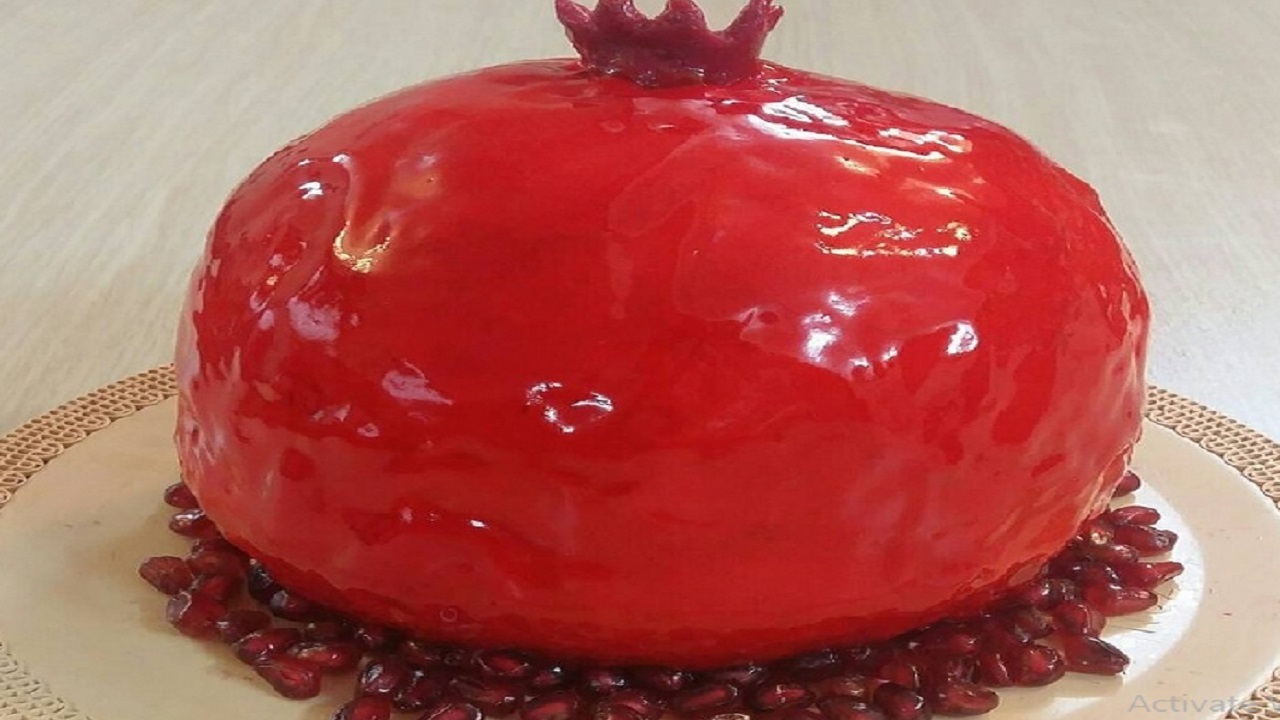 طرز تهیه کیک اسفنجی به شکل انار مخصوص شب یلدا