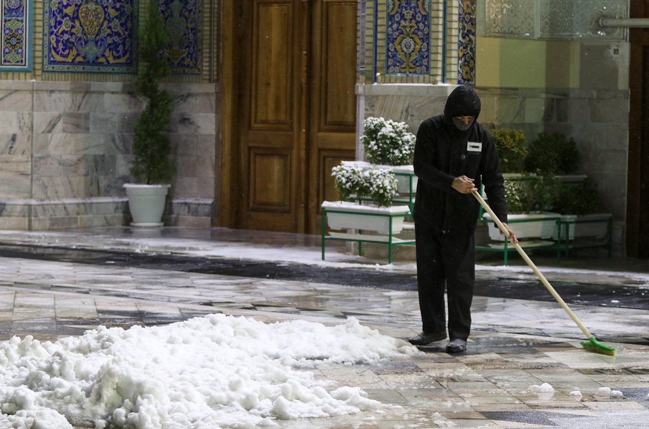 خدمت در صحن و سرای سپیدپوش رضوی