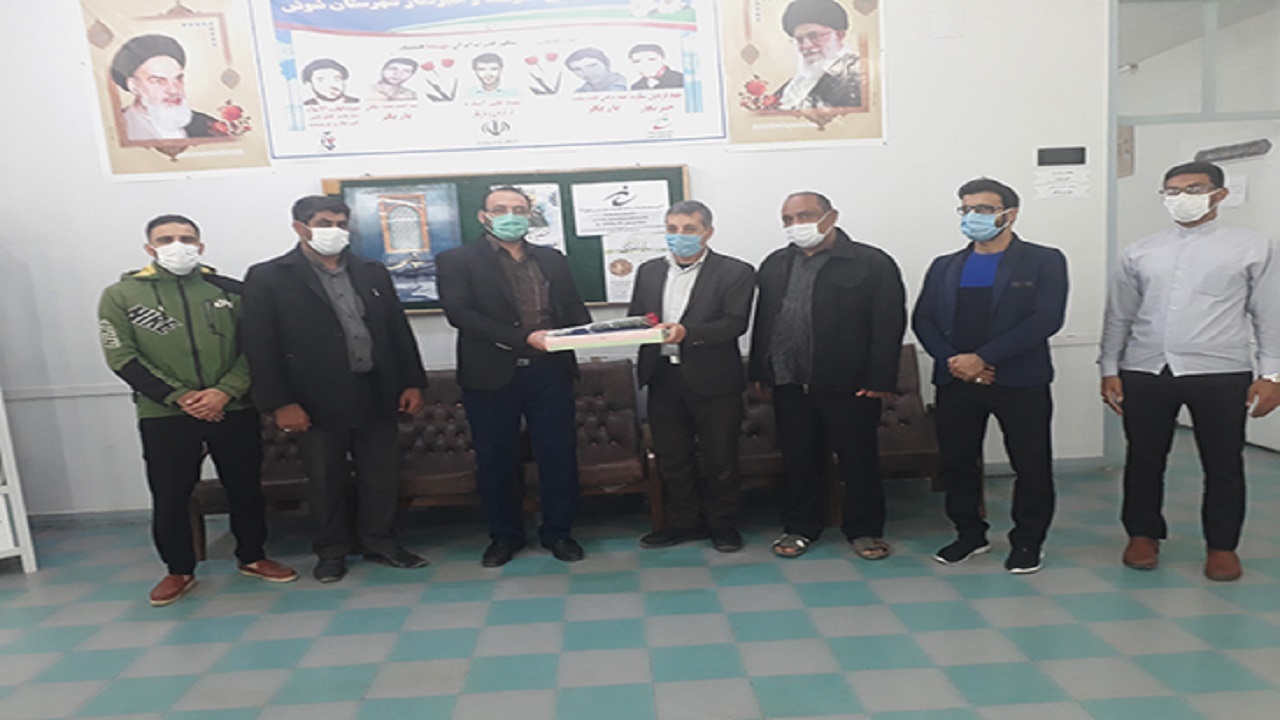 تجلیل از خدمات مسئول امور مساجد در شوش