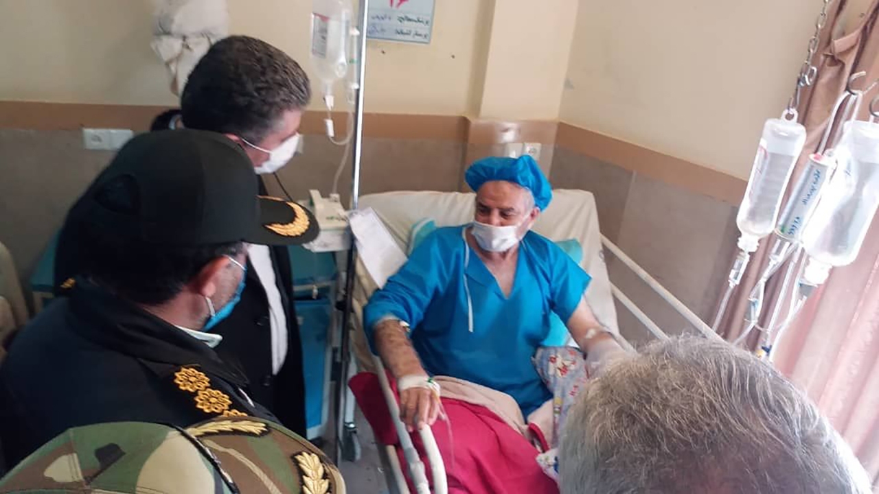 عیادت مسئولین مهاباد از فرد مجروح در حادثه تیراندازی