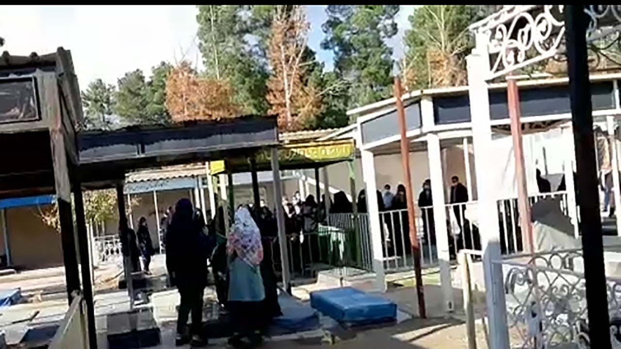 بی‌توجهی به دستورالعمل‌های بهداشتی در آرامستان کوهدشت + فیلم