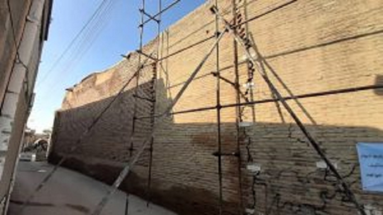 مرمت استحفاظی دیوار سرای تاریخی وزیر آغاز شد