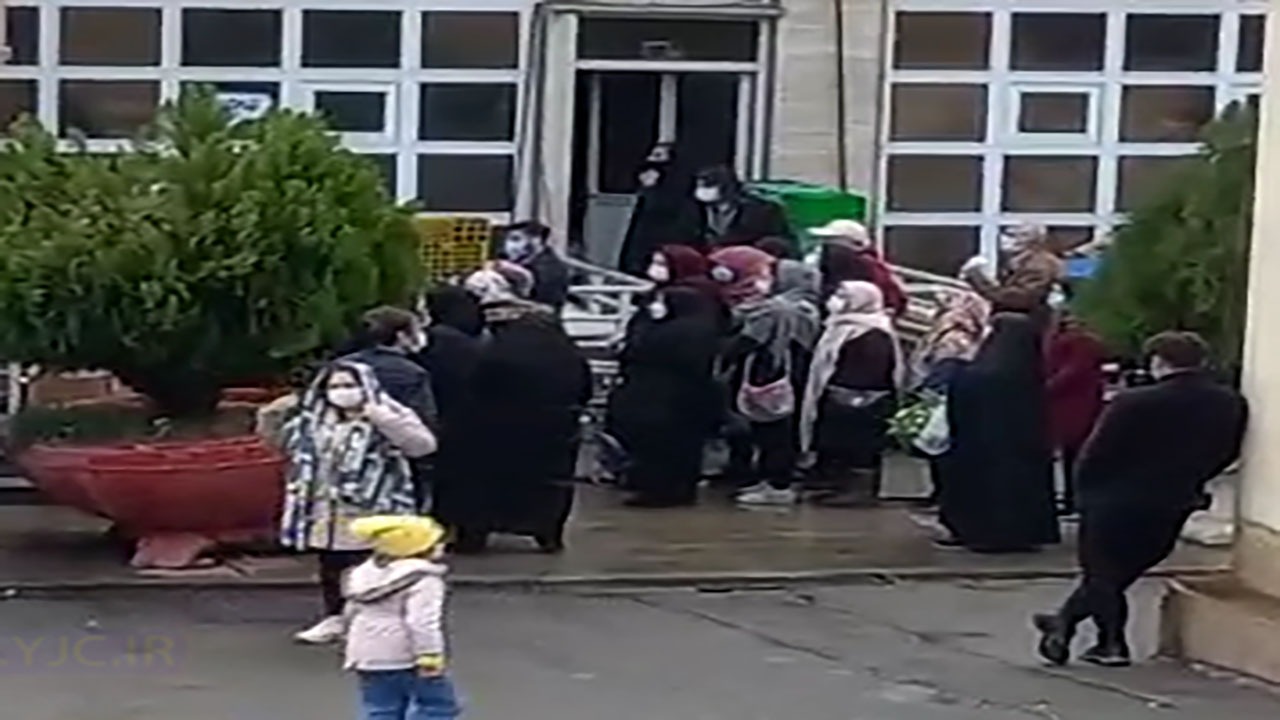 ازدحام جمعیت و جولان ویروس کرونا در صف تهیه مرغ + فیلم