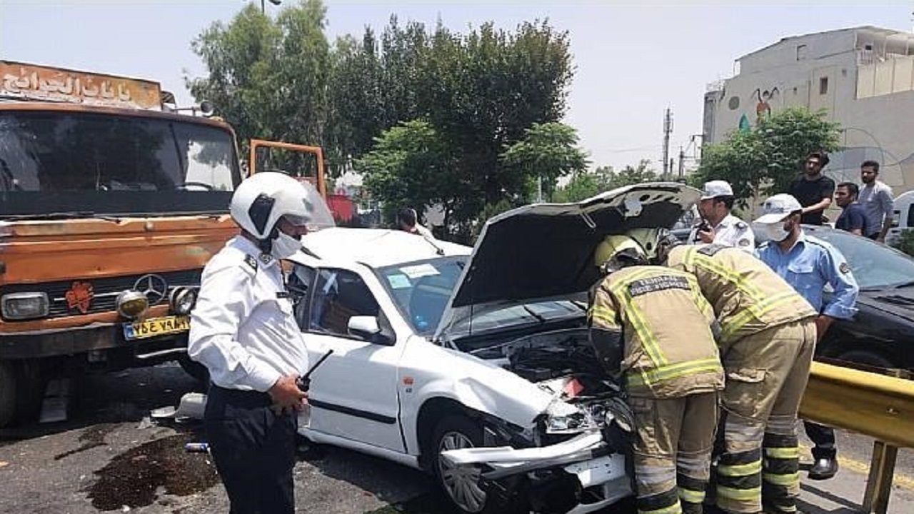 تصادف شدید بین سمند و خاور در اتوبان محلاتی