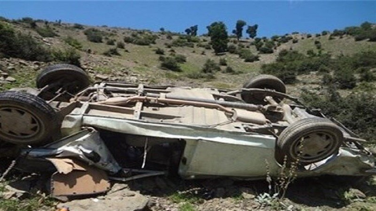 نجات جان راننده وانت پیکان واژگون شده توسط آتش نشانان در زنجان