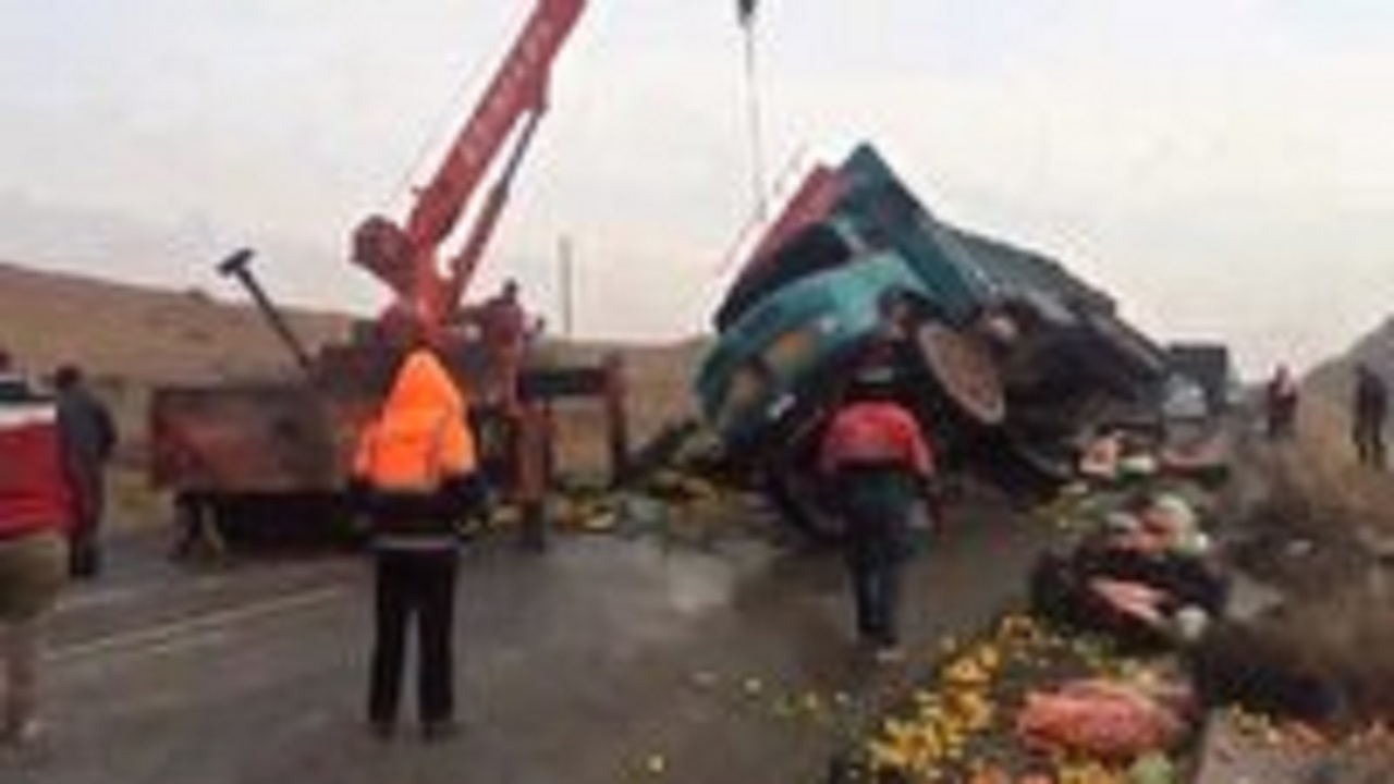 واژگونی کامیون میوه در محور آذرشهر و کمک رسانی مردم و پلیس