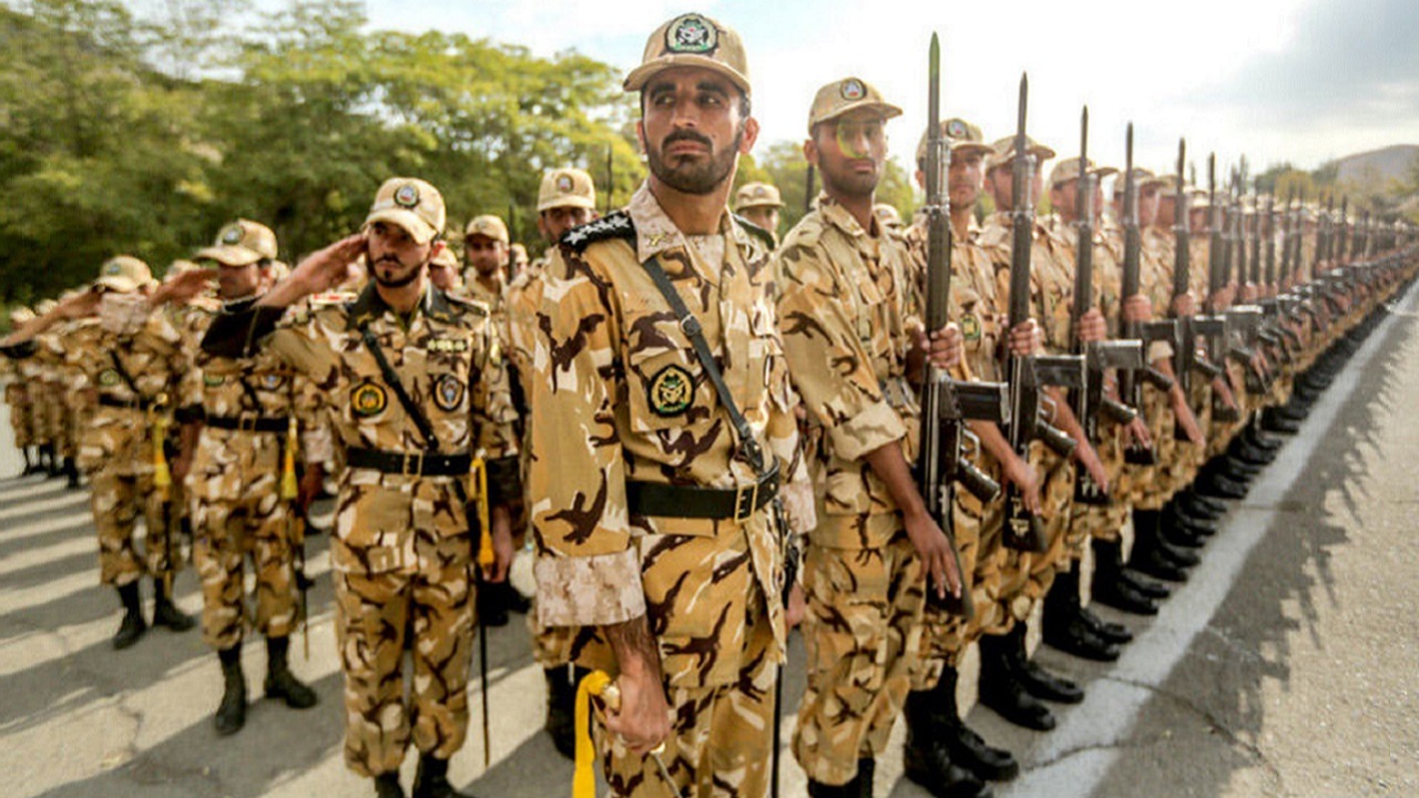 رفتار پدرانه حاج قاسم با یک سرباز + فیلم
