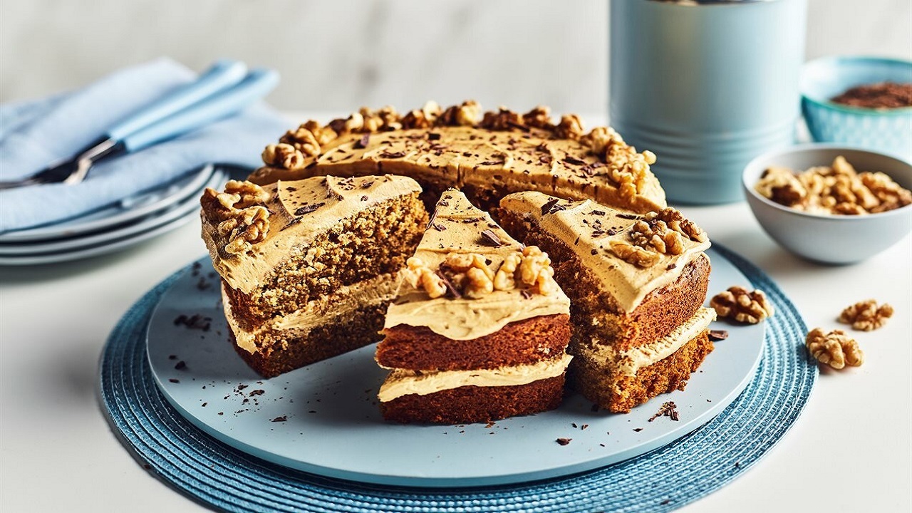 طرز تهیه کیک نسکافه‌ای اسفنجی ساده و گردویی کافی‌شاپی