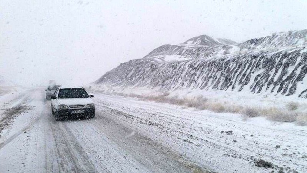 بارش پراکنده برف در جاده های البرز