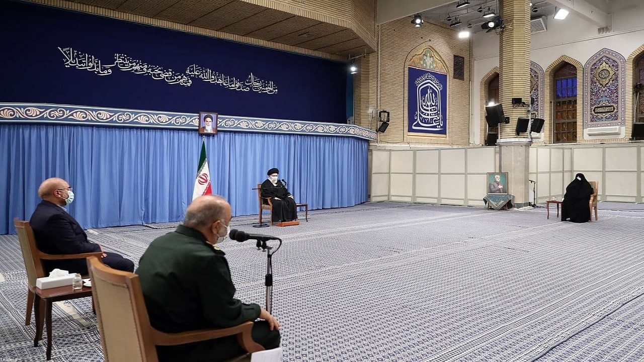 ترجمه آیه نصب شده در حسینیه امام خمینی (ره) در دیدار خانواده شهید سلیمانی با رهبر انقلاب