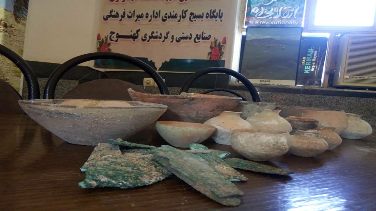 اهدای اشیای تاریخی به میراث فرهنگی کرمان