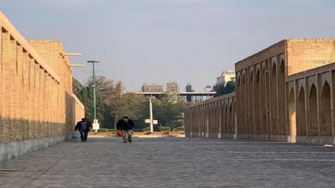 ساخت بناهای غیرمجاز در مقابل آثار باستانی اصفهان + فیلم