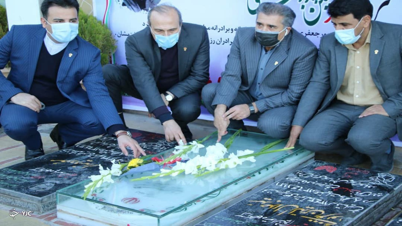 حضور رئیس فدراسیون بسکتبال بر سر مزار سردار دل‌ها