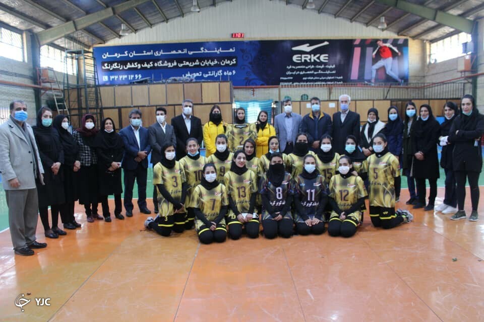رونمایی از پیراهن تیم والیبال بانوان راه باند کویر کرمان