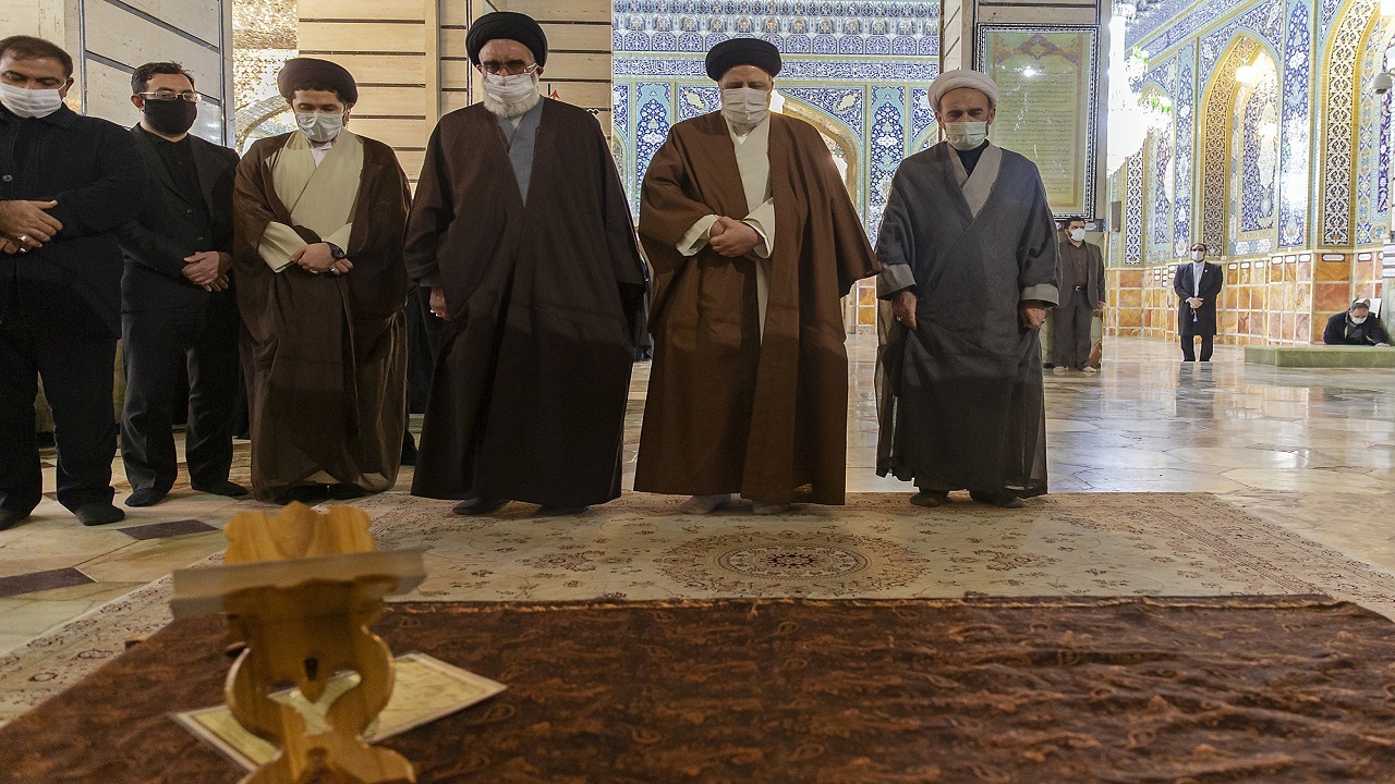 رئیسی با حضور بر مزار آیت‌الله یزدی از مقام این عالم انقلابی تجلیل کرد