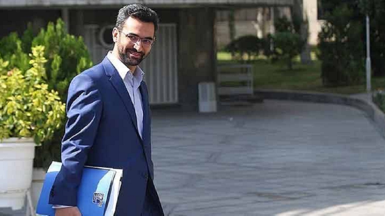 کوهنوردی وزیر ارتباطات به همراه خانواده در روزهای کرونایی
