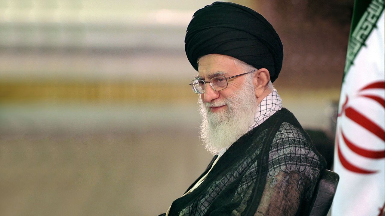 رهبر انقلاب در حال رسیدگی به مشکلات مردم با لباس بلوچی