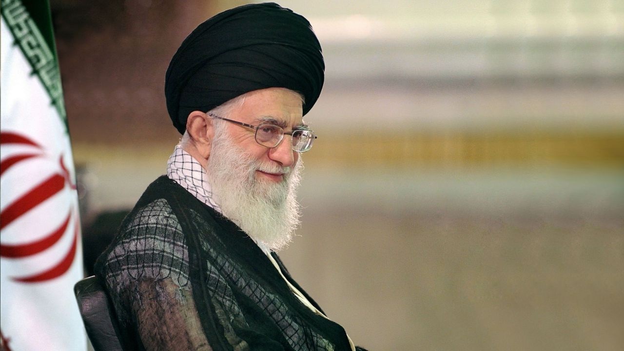 رهبر انقلاب در حال رسیدگی به مشکلات مردم با لباس بلوچی