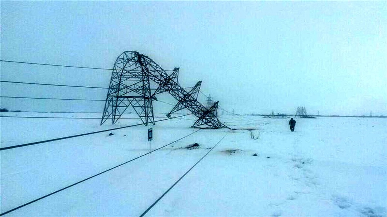 برف و سرما جان به لب می آورد / مسئولان برق زودتر از موعد به خواب زمستانی رفتند