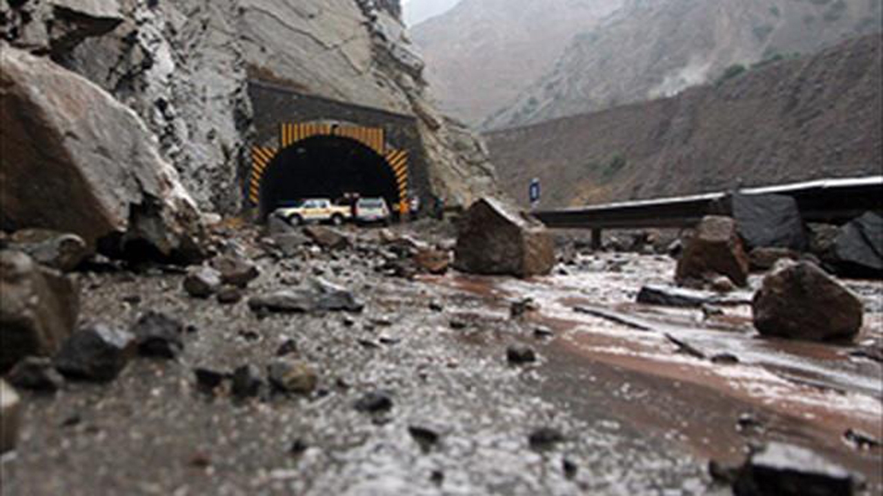 احتمال ریزش سنگ از کوه در جاده‌های مازندران