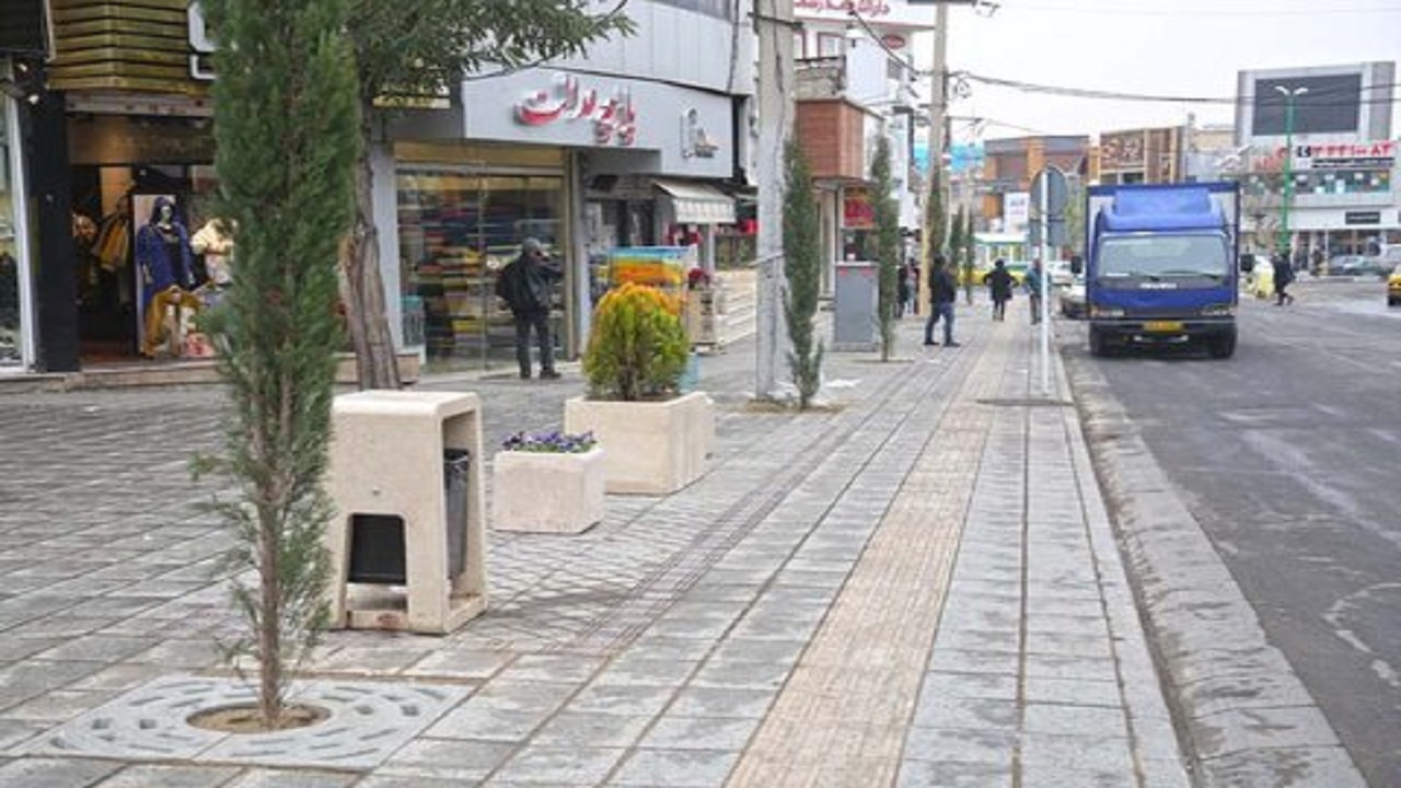 کاشت سرو شیراز در پیاده راه آزادی کرج /افزایش زیبایی بصری در پر ترددترین محل شهر