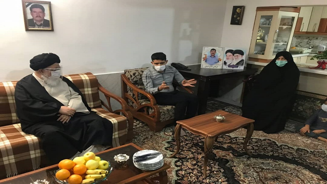 ديدار امام جمعه مشهد با خانواده شهيد مدافع سلامت