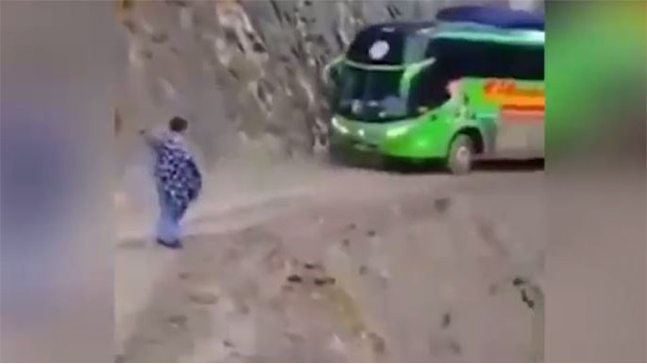 عبور نفس‌گیر یک اتوبوس از جاده صعب‌العبور