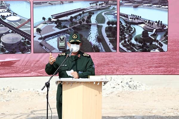 فرزندانمان باید با رشادت&zwnj;&zwnj;های رزمندگان اسلام آشنا شوند