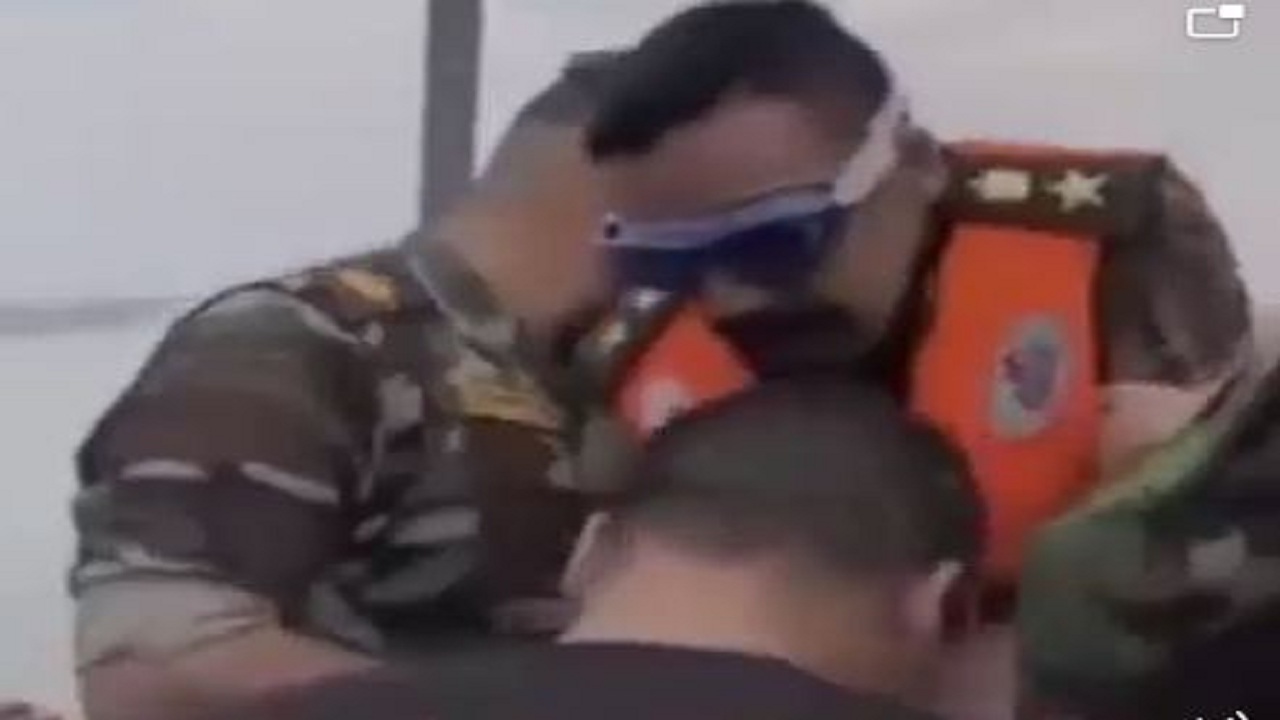شیرجه رفتن عجیب سرباز نابینا در رودخانه + فیلم