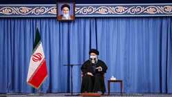 ماجرای سیاساکتی نگاه کردن رهبر انقلاب با نوه هایشان + فیلم