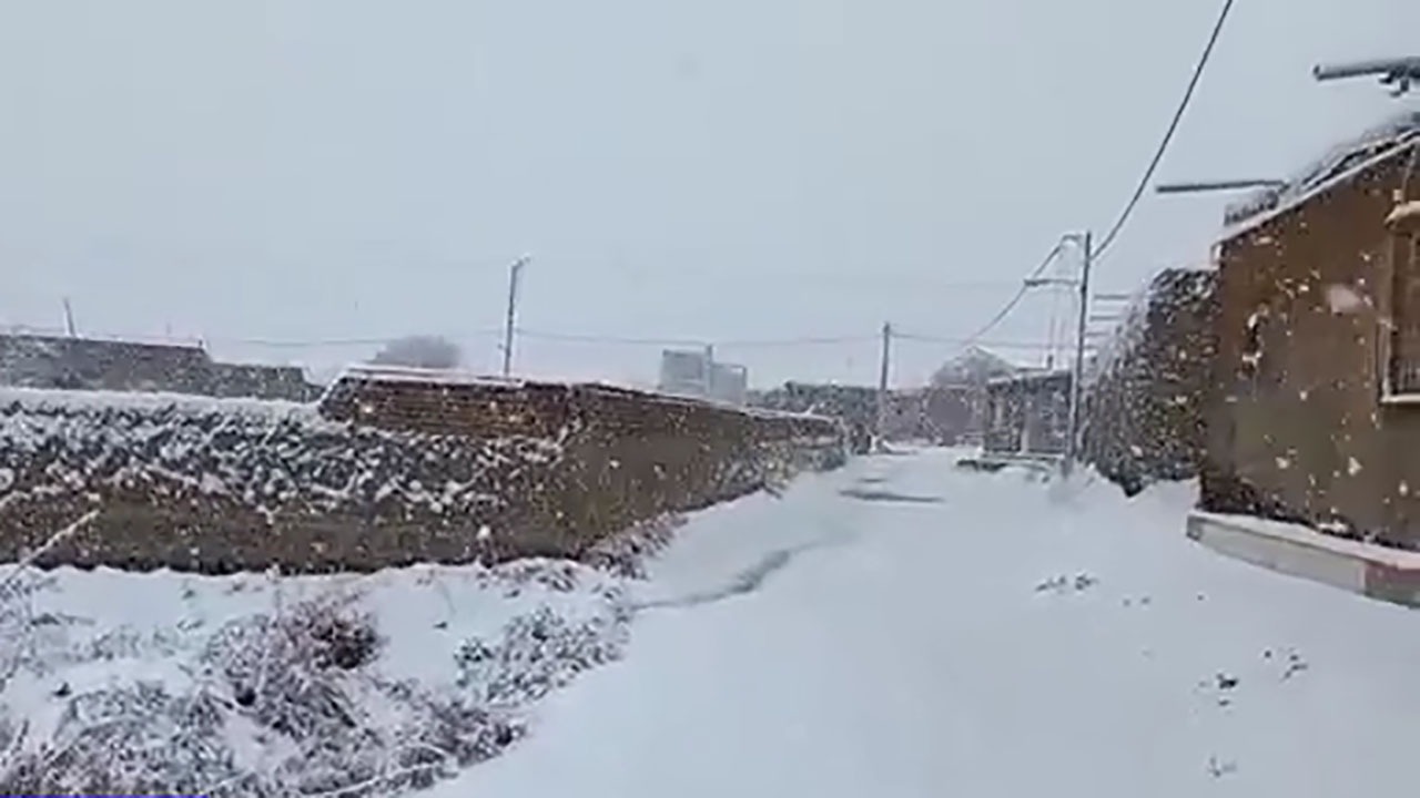 بارش برف پاییزی در روستای مزاین + فیلم