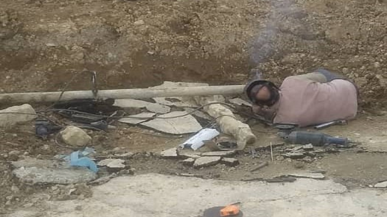 ترمیم خط انتقال آب آشامیدنی دورک قنبری بعد از رانش زمین