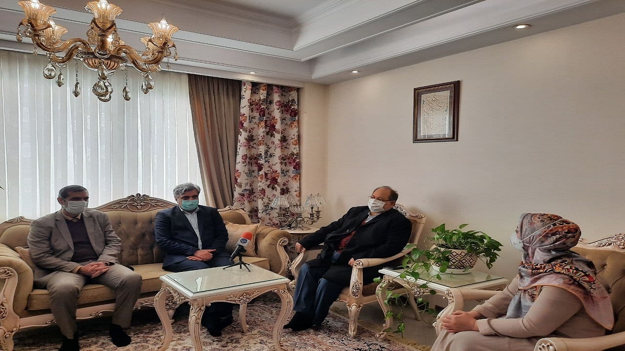 دیدار وزیر کار با یکی از پرستاران بخش کرونایی/ شریعتمداری: درک زحمات پرستاران کار راحتی نیست