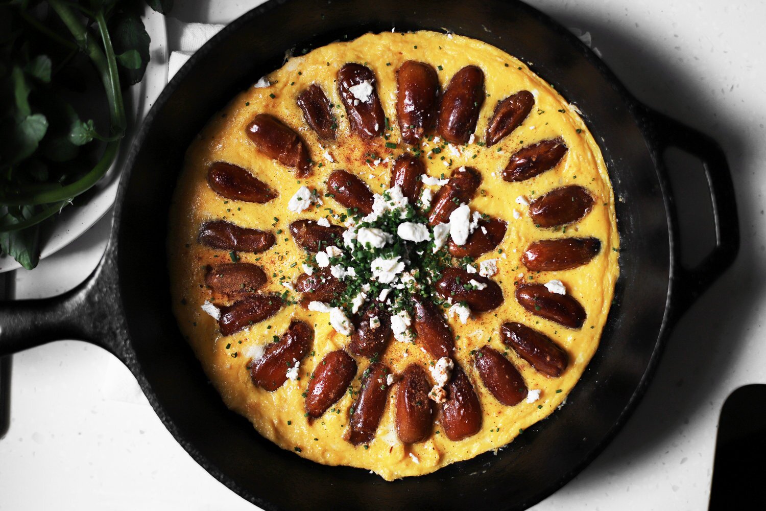 ۲ طرز تهیه خاگینه خرما ساده و رولتی؛ غذای سنتی زنجان برای شب یلدا
