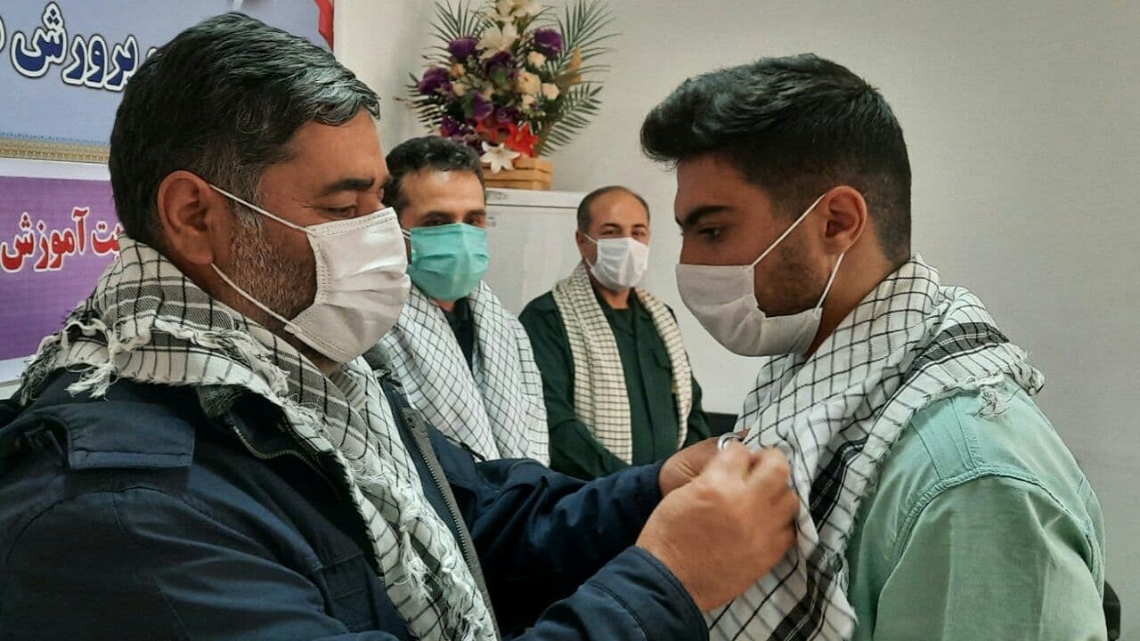 اعطای نشان سردار شهید حاج قاسم سلیمانی به دانش آموزان بسیجی + تصاویر