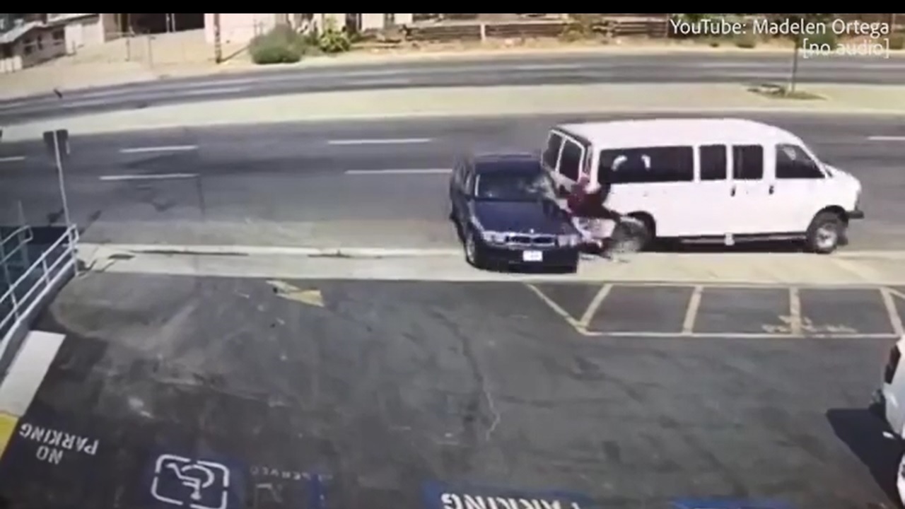 ویدئویی از لحظه وحشتناک تصادف BMW با زنی در پارکینگ فروشگاه