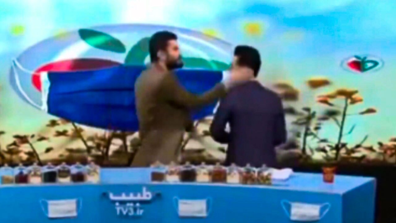 سیلی محکم مجری به گوش میهمان در یک برنامه زنده + فیلم