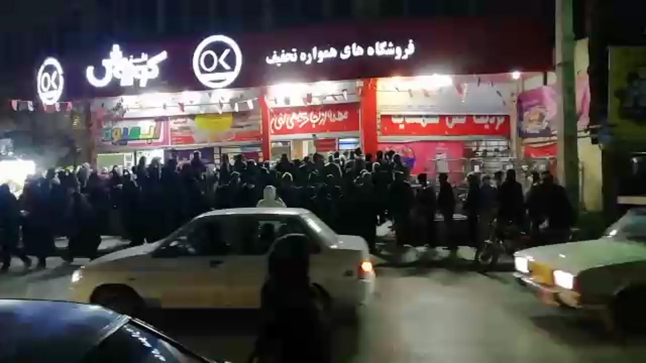 ازدحام جمعیت برای خرید روغن در روزهای کرونایی + فیلم