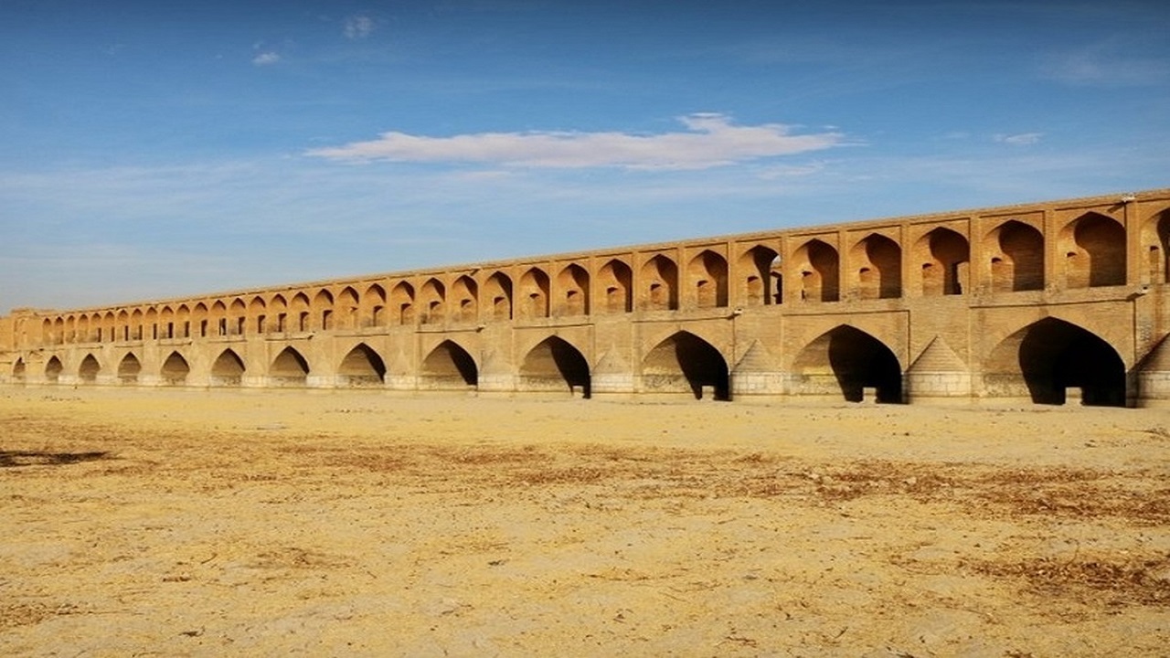 کابل و تجهیزات برق سی و سه پل سرقت نشده است