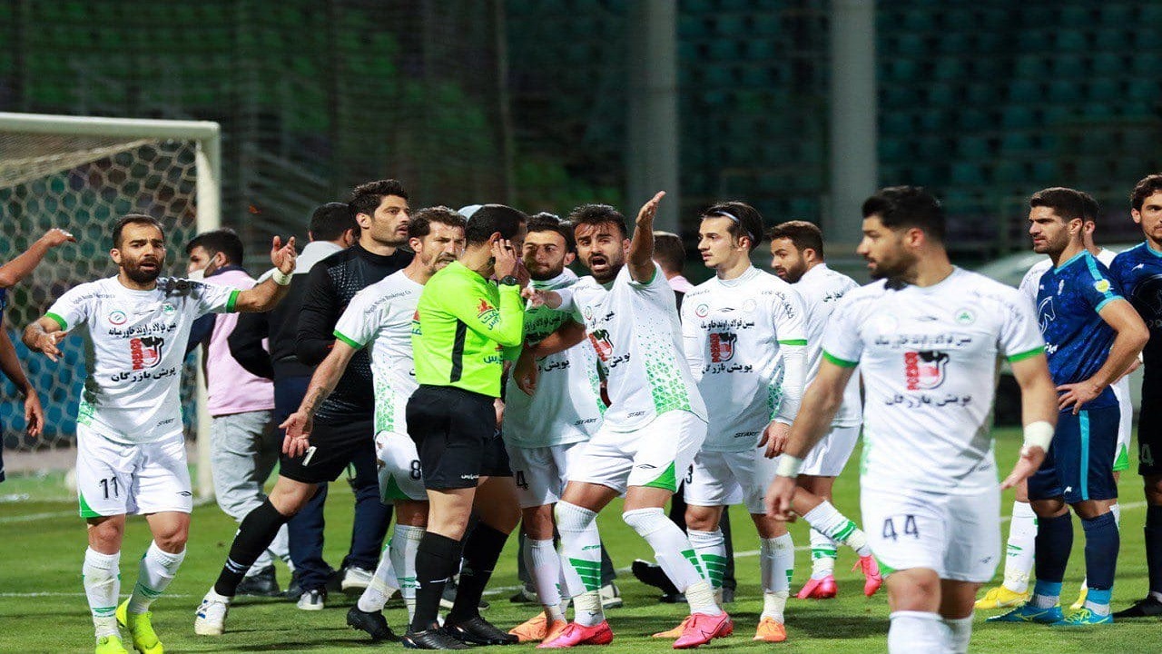 VAR جنجالی فولادشهر با گوشی موبایل و فیرپلی بازیکن پیکان